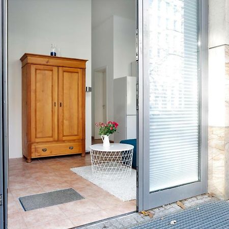 Swine By Rockchair Apartments L Superhost Status L Cozy Family & Business Flair In City Center "Mitte" Modern Studio Boxspringbed Welcomes You! Berlin Exterior photo