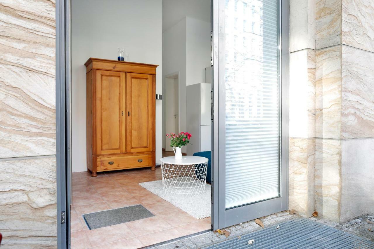 Swine By Rockchair Apartments L Superhost Status L Cozy Family & Business Flair In City Center "Mitte" Modern Studio Boxspringbed Welcomes You! Berlin Exterior photo